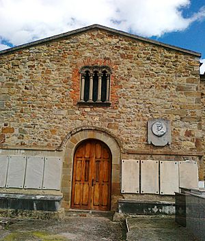 Archivo:Santuario de la Virgen del Otero-Fachada sur, al cementerio.
