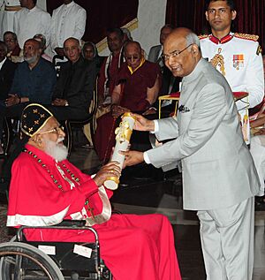 Archivo:The President, Shri Ram Nath Kovind presenting the Padma Bhushan Award to Dr. Philipose Mar Chrysostom, at the Civil Investiture Ceremony, at Rashtrapati Bhavan, in New Delhi on March 20, 2018