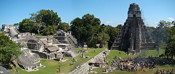 Archivo:Tikal-Plaza-And-North-Acropolis