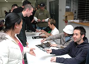 Archivo:US Navy 070123-N-2970T-005 Members of the band 'Hoobastank' sign autographs for fans after their concert at Fleet Activities Sasebo (CFAS)