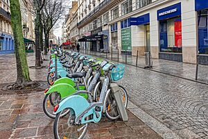 Archivo:Vélib au repos, 12 rue Saint-Denis, Paris 2021