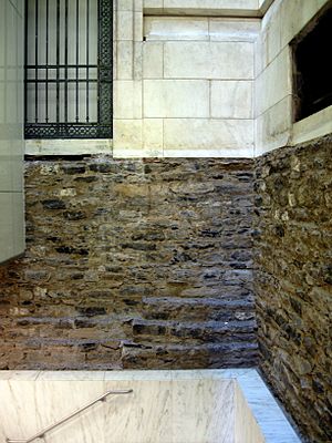 Archivo:Vestiges of Croton Distributing Reservoir embedded in the foundation of the New York Public Library