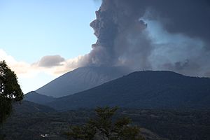 Archivo:Vulkan Chaparrastique, El Salvador 2013 01