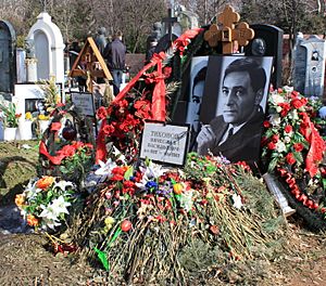 Archivo:Vyacheslav Tikhonov grave
