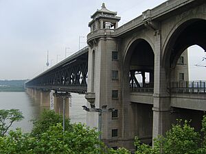 Archivo:Wuhan Yangtze River Bridge-1
