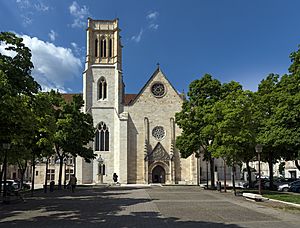 Archivo:(Agen) Cathédrale Saint-Caprais - Vue de la Place du Maréchal Foch