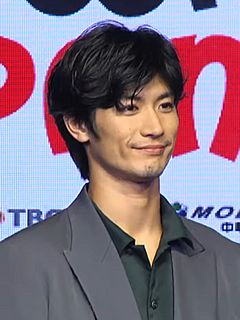 三浦春馬還原英語感言666 手機桌布是和“她”的合照 4s.jpg