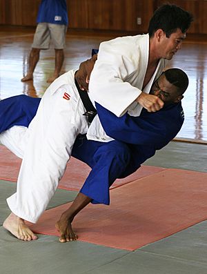 Archivo:050907-M-7747B-002-Judo