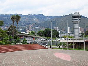 Archivo:2018 Plaza Carlos Gardel y torre de control del Aeropuerto Olaya Herrera - Medellín