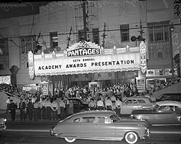Archivo:26th Annual Academy Awards at RKO Pantages Theater in Los Angeles, 1954 cropped