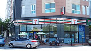 Archivo:7-Eleven store Gwangju-pyeongdong-SB shop 20190522 140530