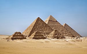 Archivo:All Gizah Pyramids-3