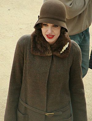 Archivo:Angelina Jolie on the set of Changeling by Monique Autrey (cropped)