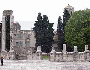 Archivo:Arles Roman theater pillar ruins