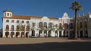 Archivo:Ayuntamiento - Manzanares 01
