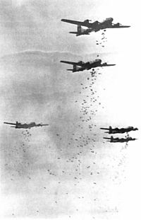 Archivo:B-29s dropping bombs