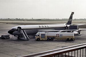 Archivo:Boac 707 at london airport in 1964 arp