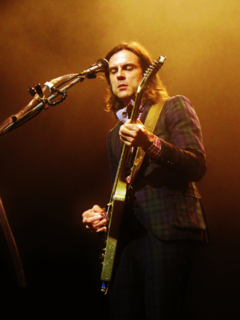 Archivo:Brian Bell performing 2013