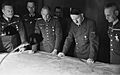 Bundesarchiv Bild 146-1971-070-61, Hitler mit Generälen bei Lagebesprechung Getty 107424743