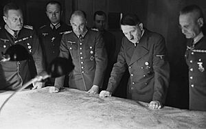 Archivo:Bundesarchiv Bild 146-1971-070-61, Hitler mit Generälen bei Lagebesprechung Getty 107424743