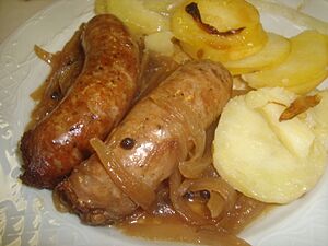 Archivo:Butifarra catalana, variedad de longanizas, en este plato cocinadas con cebolla