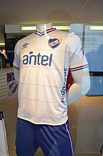 Archivo:Camiseta titular Nacional 2015-16