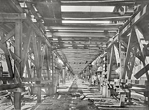 Archivo:Construction du metro aerien Paris 1905