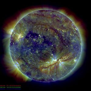 Archivo:Crackling with Solar Flares