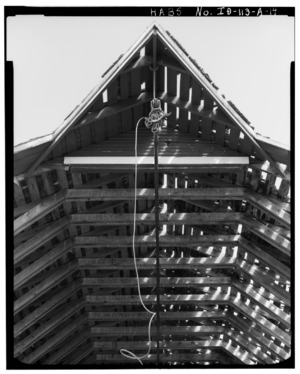 Archivo:DETAIL OF ROOF TRUSS STRUCTURE AND HAY HOOK CABLE AND PULLEY SYSTEM LOCATED ON WEST END OF BARN. CAMERA POINTED EAST. - James H. Lane Ranch, Barn, One Mile South of Richfield on HABS ID,32-RICHF,1A-14