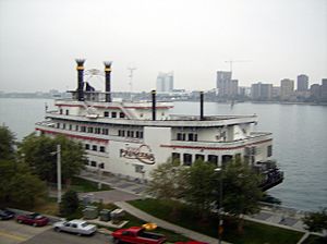 Archivo:DetroitdockprincessBoat