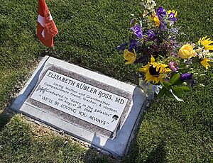 Archivo:Elisabeth Kübler-Ross Photo Gravestone, Scottsdale, Arizona