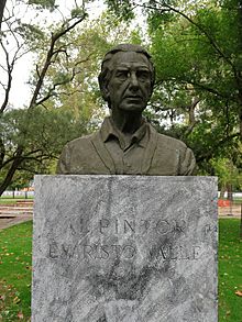 Evaristo Valle, busto en parque Isabel la Católica, Gijón.jpg