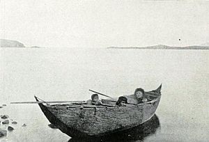 Archivo:Familia Yagán en canoa