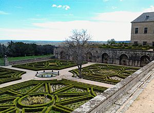 Archivo:Garden of the Palace of Philip II in the Escorial Monastery