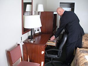 Archivo:Gideon member distributing scripture in motel room