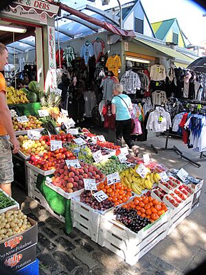 Archivo:Greengrocer on Norwich Market