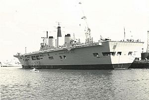 Archivo:HMS Invincible at Portsmouth Navy Day 1980