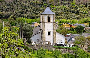 Archivo:Iglesia de Nuestra Señora de la Asunción y cementerio en San Juan de Paluezas