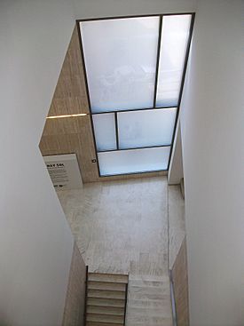 Archivo:Interior del MACA, Museu d'Art Contemporani d'Alacant