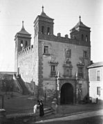 La Puerta del Cambrón de Toledo, gent al costat i una dona en primer terme (cropped)