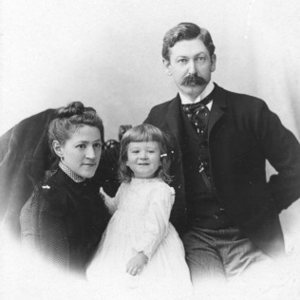 Archivo:Lovecraft Family, 1892