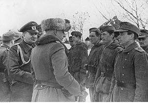 Archivo:Marszałek Erich von Manstein w rozmowie z żołnierzami walczącymi pod Czerkasami (2-690)