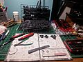 Mesa de Trabajo de un Modelista Gunpla y herramientas (Working table of a Gunpla Modelist and tools)