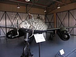 Archivo:Messerschmitt Me 262B-1a Red8