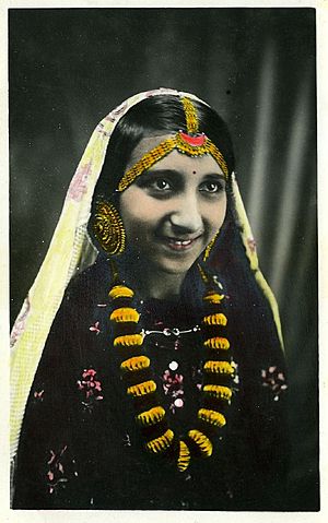 Archivo:Nepali woman 1900s