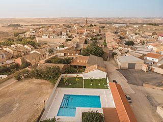 Panorámica aérea del pueblo de Azaila, Teruel..jpg