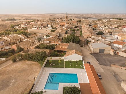 Archivo:Panorámica aérea del pueblo de Azaila, Teruel.
