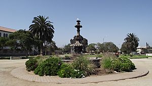 Archivo:Pileta de la Plaza España - panoramio