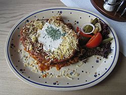 Archivo:Placki ziemniaczane polish potato pancake and goulash dish 2010