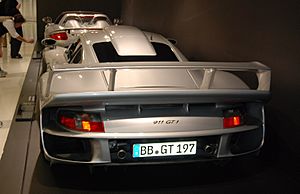 Archivo:Porsche 911 GT1 heck